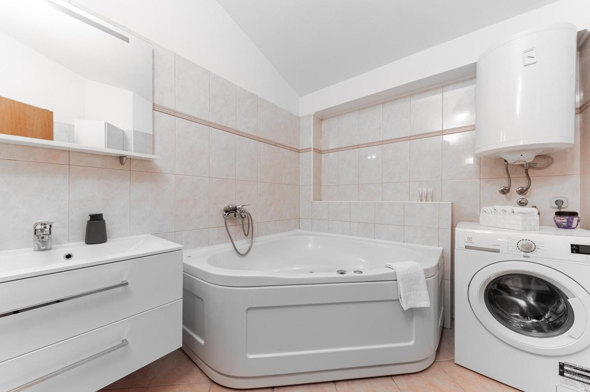 Apartments Gisela Макарска Екстериор снимка